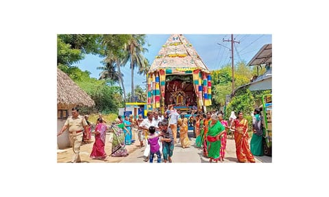 பக்தர்கள் வடம் பிடித்து தேர் இழுத்தனர்.