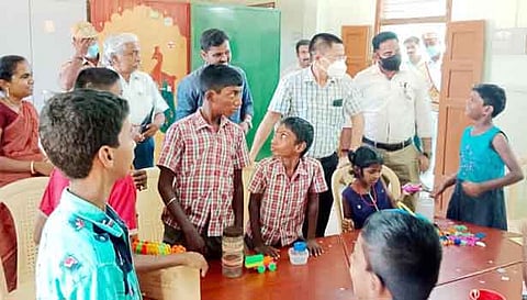 விருதுநகர் மாவட்டம், சிவகாசி சாட்சியாபுரத்தில் உள்ள செவித்திறன் குறையுடையோர் பள்ளியில் மாற்றுத்திறனாளிகள் நலத்துறை செயலாளர் லால்வேனா ஆய்வு செய்து மாணவர்களிடம் குறைகளை கேட்டறிந்தார். அருகில் கலெக்டர் மேகநாதரெட்டி உள்ளார்.