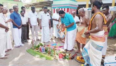 கும்பாபிஷேகத்துக்கான பூமி பூஜை நடந்தது.