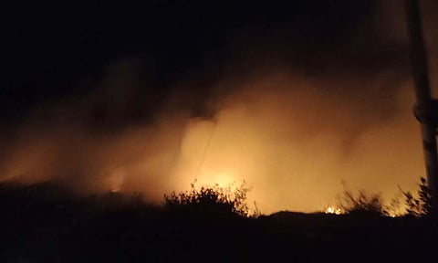 காவேரிப்பாக்கம் ஏரிக்கரை ஓரம் குப்பைகள்தீ பிடித்து எரிவதை படத்தில் காணலாம்.