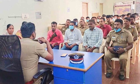 போலீசாருடன் மாநகர போலீஸ் கமிஷனர் ஏ.ஜி.பாபு ஆலோசனை நடத்திய காட்சி.&nbsp;