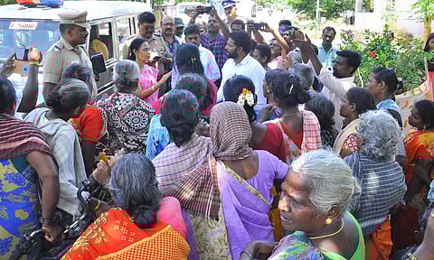 திருத்தணி அருகே மதுக்கடையை மூடக்கோரி பெண்கள் முற்றுகை போராட்டம்