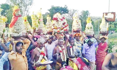 முளைப்பாரி எடுத்து வந்த பக்தர்கள்