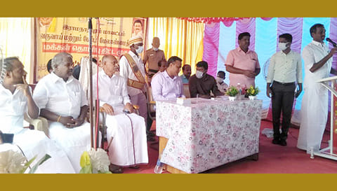 தேளுர் கிராமத்தில் மக்கள் தொடர்பு திட்ட முகாம் நடந்த போது எடுத்த படம். 
