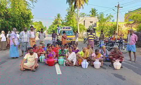 பொதுமக்கள் சாலைமறியல் போராட்டத்தில் ஈடுபட்ட பொதுமக்களை படத்தில் காணலாம்.