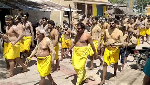 கத்திபோடும் நிகழ்ச்சியில் கலந்து கொண்ட பக்தர்கள்.