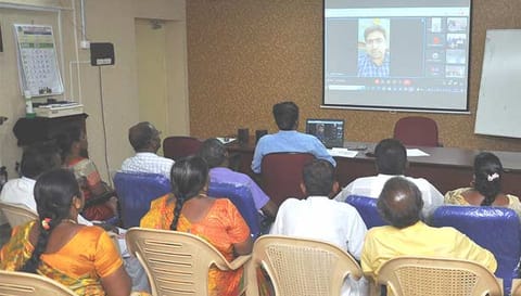 காணொலிக்காட்சி வாயிலாக கிராம பஞ்சாயத்து தலைவர்களுக்கு  விழிப்புணர்வு பயிற்சி நடைபெற்ற காட்சி.