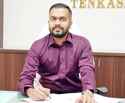 புதிய கலெக்டர் ஆகாஷ் பொறுப்பேற்ற காட்சி.