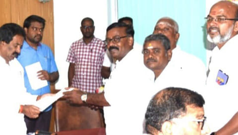 சேதமடைந்த சாலைகளை சீரமைக்க காங்கிரசார் கோரிக்கை மனு