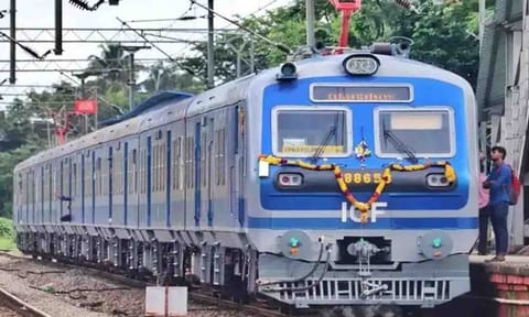 அதிநவீன வசதிகளுடன் இயக்கப்படும் மெமு ரெயிலை படத்தில் காணலாம்