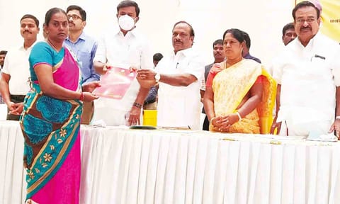 விழாவில் ஒரு பெண்ணுக்கு நலத்திட்ட உதவியை அமைச்சர்கள் மு.பெ.சாமிநான், சி.வி.கணேசன் ஆகியோர் வழங்கிய போது எடுத்தபடம். அருகில் அமைச்சர் கயல்விழிசெல்வராஜ் மற்றும் பலர் உள்ளனர்.