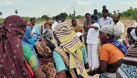 100 நாள் வேலை திட்ட பணியாளர்களிடம் சண்முகையா எம்.எல்.ஏ. குறைகேட்ட போது எடுத்தப்படம்.&nbsp;