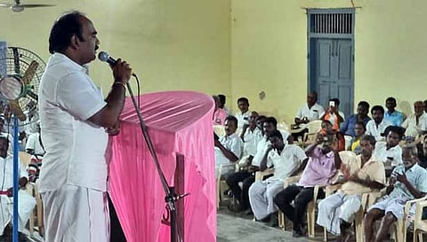 கூட்டத்தில் தெற்கு மாவட்ட தலைவர் சித்ராங்கதன் பேசிய போது எடுத்தபடம்.