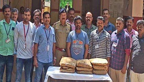 கைதான ஆந்திர வாலிபருடன் அவரை பிடித்த போலீசார்.