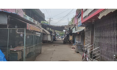 சிதம்பரத்தில் கடைகள் அடைக்கப்பட்டு உள்ள காட்சி.