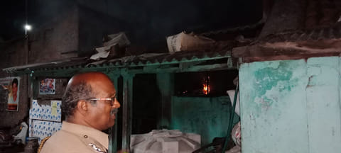 தீயில் எரிந்து நாசமான  டீ கடையை படத்தில் காணலாம்.