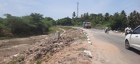 புவனகிரி குறிஞ்சிப்பாடி செல்லும்&nbsp; பிரதான சாலையில் வாகன ஓட்டிகள் ஆபத்தான பயணம் மேற்கொள்வதை படத்தில் காணலாம்.