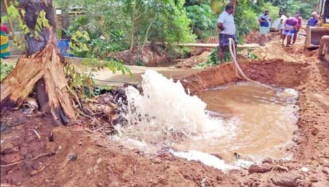 கூடலூர்- கம்பம் நெடுஞ்சாலையில் அரசு கள்ளர்பள்ளி அருகே குழாய் உடைப்பு ஏற்பட்டு தண்ணீர் வீணாகி செல்லும் காட்சி.