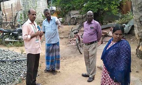 அதிகாரிகள் குழு ஆய்வு செய்த காட்சி.