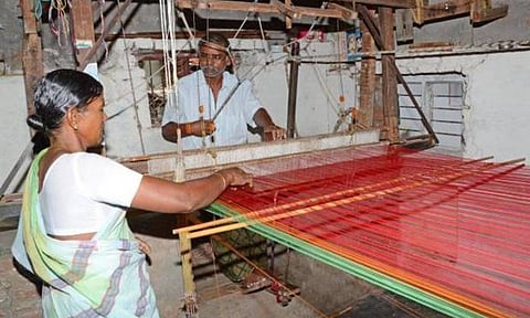 கைத்தறி நெசவாளர்களுக்கு மருத்துவ காப்பீட்டு திட்டம், பசுமைவீடு திட்டத்தை நிறைவேற்ற வேண்டும்