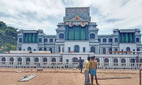 சென்னை தலைமை செயலகம் போன்று பா.ஜ.க. மாநாட்டு முகப்புத் தோற்றம் அமைக்கப்பட்டுள்ள காட்சி.