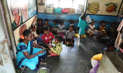 திருப்பூரில் உள்ள அங்கன்வாடி மையத்தில் மின்வசதியின்றி தவிக்கும் குழந்தைகள்.&nbsp;