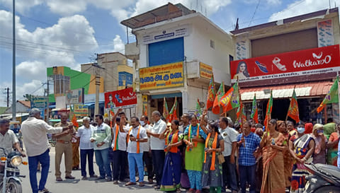 டாஸ்மாக் கடை அமைக்க எதிர்ப்பு- சோமனூரில் பெண்கள் போராட்டம்