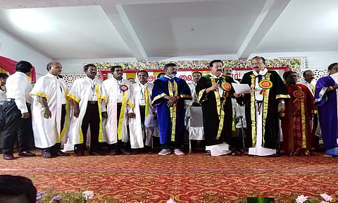 மாணவ- மாணவிகளுக்கு பட்டங்களை அமைச்சர் பொன்முடி வழங்கினார்.&nbsp;