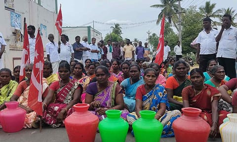 காலிக்குடங்களுடன் சாலை மறியலில் ஈடுபட்ட பெண்கள்
