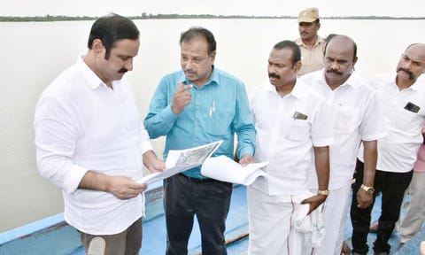 பொதுப்பணித்துறை அதிகாரியிடம் விவரங்களை அன்புமணி ராமதாஸ் கேட்டறிந்தார்.