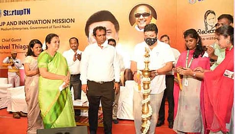 தொழிலணங்கு நிகழ்ச்சியை அமைச்சர் பி.டி.ஆர். பழனிவேல் தியாகராஜன் குத்துவிளக்கு ஏற்றி தொடங்கி வைத்தார்.