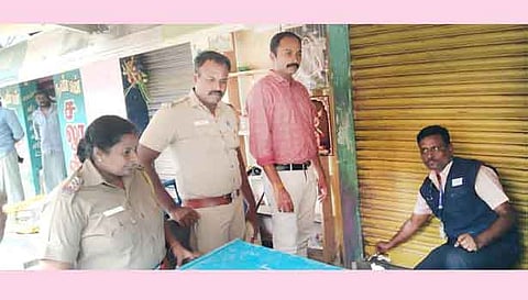 தடைசெய்யப்பட்ட புகையிலை பொருட்கள் விற்ற கடைகளுக்கு போலீசார் சீல் வைத்தனர்.