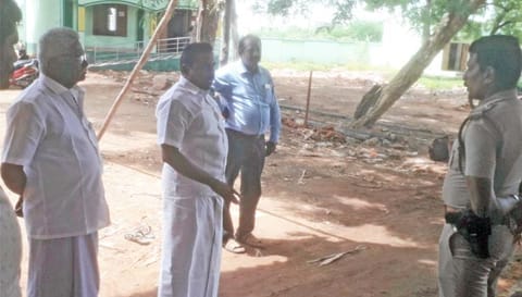 பேச்சுவார்த்தையில் ஈடுபட்ட முன்னாள் எம்.எல்.ஏ. ரெட்டியார்பட்டி நாராயணன்.