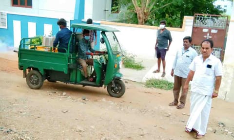 மங்கலம் ஊராட்சிமன்றத்தலைவர் எஸ்.எம்.பி.மூர்த்தி சுகாதார பணிகளை பார்வையிட்ட காட்சி&nbsp;