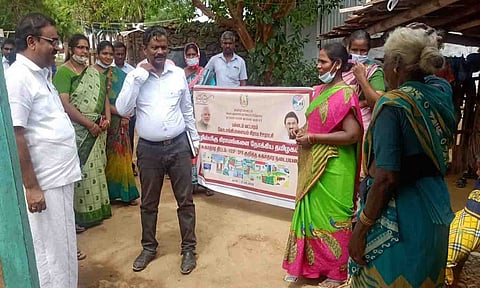 பொதுமக்களிடம் விழிப்புணர்வு கூட்டம் நடைபெற்ற காட்சி