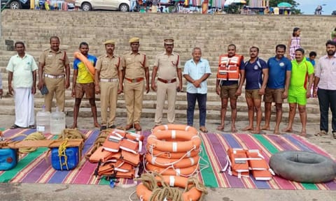 கொடுமுடி காவிரி ஆற்றில் தீயணைப்பு துறையினர் செயல் விளக்க பயிற்சி