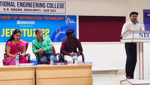 கருத்தரங்கில் மதுரை இன்ட்ரான்சாப்ட் எல்எல்பி தொழில்நுட்ப தலைவர் பால வேலாயுதம் பேசிய காட்சி.