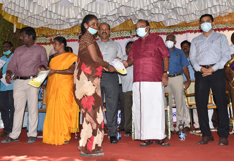 கருங்குழி ஊராட்சியில் பயனாளிக்கு நலத்திட்ட உதவிகளை அமைச்சர். எம்.ஆர்.கே. பன்னீர்செல்வம் வழங்கினார்.