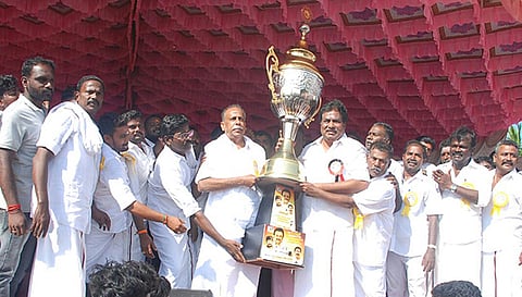 மாட்டுவண்டி பந்தயத்தில் வெற்றி பெற்றவர்களுக்கு அமைச்சர் மூர்த்தி பரிசு கோப்பை வழங்கினார்.