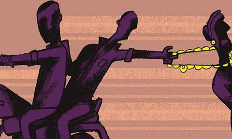 குலசேகரம் அருகே பெண் வியாபாரியிடம் 5 பவுன் நகை பறிப்பு