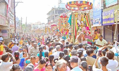 24 பெருமாள்கள் கருட சேவை வாகனத்தில் வீதி உலா வந்ததையும், திரளான பக்தர்கள் தரிசனம் செய்தனர்.