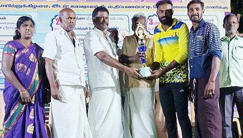 ஊராட்சி தலைவர் ஐவராஜா  சிறப்பு அழைப்பாளராக கலந்துகொண்டு பரிசுகளை வழங்கினார்.