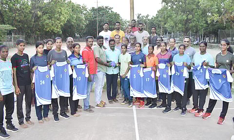 கடலூரில் மாவட்ட கூடைப்பந்து கழக செயலாளர் விஜயசுந்தரம் மாவட்ட விளையாட்டு அலுவலர் சிவா ஆகியோர் விளையாட்டு வீரர்களுக்கு சீருடைகள் வழங்கினார்