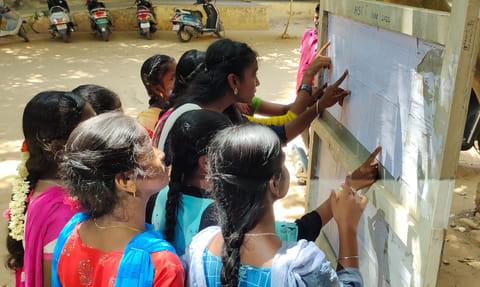 கடலூர் திருப்பாதிரிப்புலியூர் பகுதியில் பன்னிரண்டாம் வகுப்பு மாணவிகள் தேர்வு முடிவுகளை ஆர்வமுடன் பார்ப்பதை படத்தில் காணலாம்.