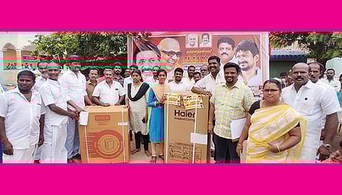 கோலப்போட்டியில் வெற்றி பெற்றவர்களுக்கு இளைஞரணி அமைப்பாளர் மதன்குமார், மாவட்ட கவுன்சிலர் புவனேஸ்வரி ராஜசேகர் ஆகியோர் பரிசு வழங்கினர். அருகில் இளைஞரணி துணை அமைப்பாளர் தென்பழஞ்சி சுரேஷ், இளைஞரணி துணை அமைப்பாளர் விமல் மற்றும் பலர் உள்ளனர்.