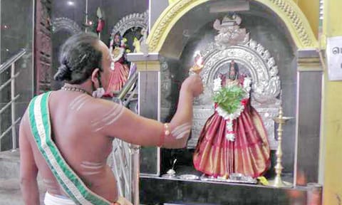 பூஜை செய்வதிலிருந்து கோயில் குருக்கள் விலகல்