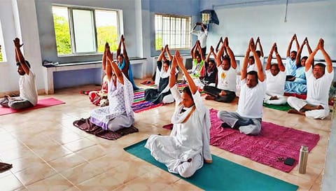 கோர்ட்டு வளாகத்தில் யோகா பயிற்சியில் ஈடுபட்டவர்களை படத்தில் காணலாம்.