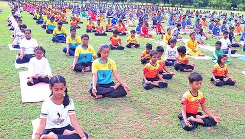 யோகா பயிற்சியில் ஈடுபட்ட மாணவிகள்