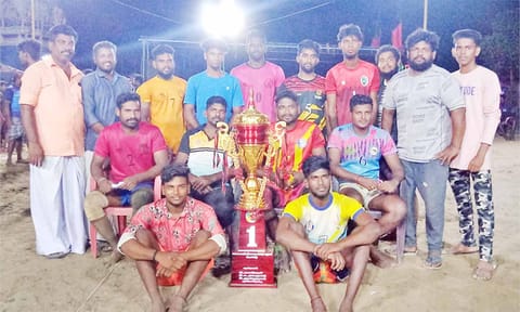 சுழற்கோப்பை வென்ற நாகை அணியினர்.