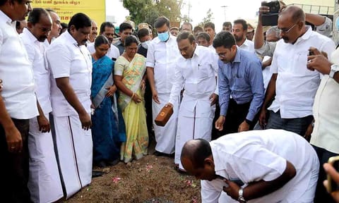 வணிகவளாகம் அமைப்பதற்கு பூமிபூஜையை நீலகிரி நாடாளுமன்ற உறுப்பினர் ஆ.ராசா கலந்துகொண்டு அடிக்கல்  நாட்டினார் உடன் அமைச்சர்கள் மு.பெ.சாமிநாதன், கயல்விழி உள்ளிட்டாேர் கலந்துகொண்டனர்.